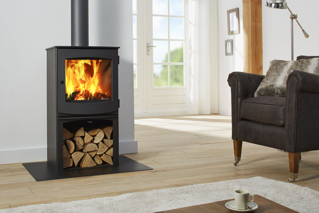 Ivar 5 finns i tre utföranden, var och en anpassad efter olika preferenser och hem. Låg modell – Perfekt för mindre utrymmen eller om du söker en minimalistisk lösning. Den kompakta designen tar liten plats men levererar ändå en kraftfull värmeeffekt. Hög modell – För dig som vill att spisen ska få mer uppmärksamhet i rummet. Den högre modellen ger ett elegant vertikalt intryck och blir en riktig blickfångare. Modell med vedförvaring – Ett praktiskt alternativ för dig som vill ha veden nära till hands. Förvaringsutrymmet under spisen gör vardagen enklare, samtidigt som designen förblir stilren och funktionell.