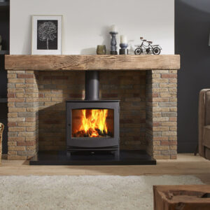 Denna kamin förenar både funktionalitet och design i en lösning som sprider behaglig värme och en oemotståndlig atmosfär. Med sin tidlösa form och flexibla design passar Ivar 8 både i traditionella och moderna miljöer.