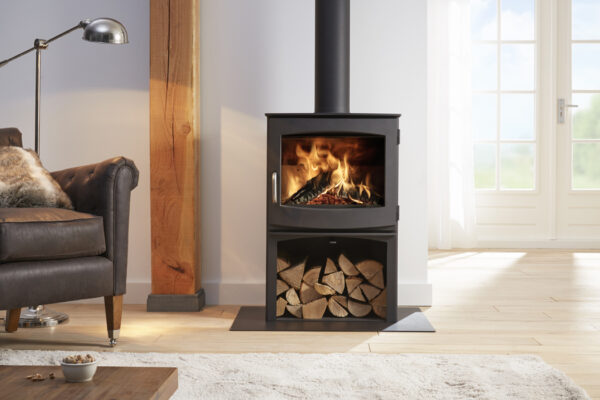 Denna kamin förenar både funktionalitet och design i en lösning som sprider behaglig värme och en oemotståndlig atmosfär. Med sin tidlösa form och flexibla design passar Ivar 8 både i traditionella och moderna miljöer.