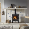 En klassisk kamin är inte bara en källa till värme – den blir också en central punkt som sprider trivsel och skapar atmosfär i ditt hem. Med Jannik från Dik Geurts får du allt detta i ett tidlöst designpaket med moderna detaljer och praktiska funktioner.
