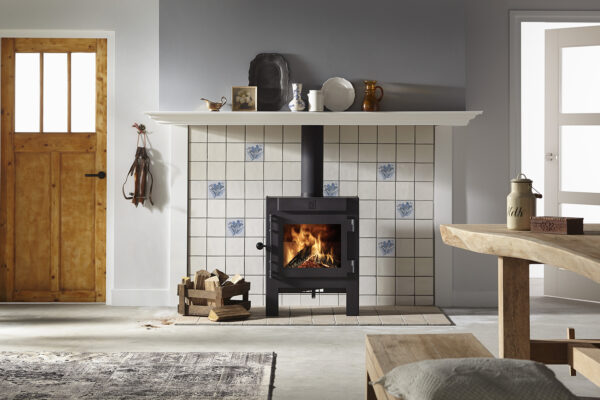 En klassisk kamin är inte bara en källa till värme – den blir också en central punkt som sprider trivsel och skapar atmosfär i ditt hem. Med Jannik från Dik Geurts får du allt detta i ett tidlöst designpaket med moderna detaljer och praktiska funktioner.